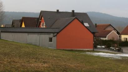 Bild: tja
Im Baugebiet "Nordsiedlung" gilt bisher für die Wohnbebauung die Vorgabe "E+D". Nun liegt ein Antrag vor, künftig auch die Bauform "E+1" zuzulassen. In einer Anliegerversammlung am 14. März informiert die Gemeinde über die verschiedenen Möglichkeiten und will die betroffenen Grundstücksbesitzer zu Wort kommen lassen.