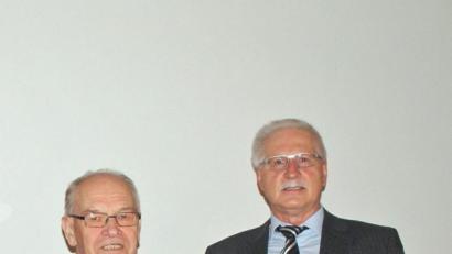Bild: agr
Der 82-jährige Franz Tennert (links) erhielt die Auszeichnung für 40-malige Sportabzeichen-Wiederholung.