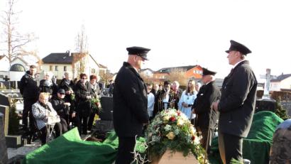 Bild: ksi
Am offenen Grab verabschiedeten sich Familien, Freunde und Vereinsvertreter von Edi Zinkl.