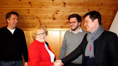 Bild: R. Kreuzer
Das Vorstandsteam mit Stefan Bauer, Vorsitzender Renate Jahreis, Simon Grajer (von links) dankt Baudezernenten Oliver Seidel für den Vortrag.