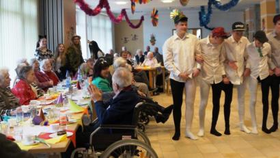 Bild: weu
Sechs mutige Schüler überraschten die Senioren mit einem Strumpfhosentanz.