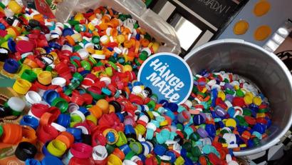 Bild: exb
In der Hängematte sind schon richtig viele Plastikdeckel abgegeben worden, um einen Beitrag zur Bekämpfung von Kinderlähmung zu leisten. Noch bis zum Sonntag kann die Aktion unterstützt werden.