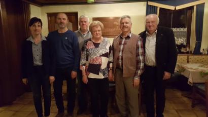 Bild: bey
Bürgermeisterin Tanja Schiffmann (links) und Bezirksvorsitzender vom Verband Wohneigentum Christian Benoist (rechts) ehren die langjährigen Mitglieder (von links) Wolfgang Schreffl, Willi Bleich, Hannelore Sättler und Vorsitzenden Franz Bringer.