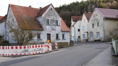 Bild: bö
Die Engstelle an der Staatsstraße 2235 in Hohenburg wird verschwinden. Das Wohnhaus "Jakobusstraße 5" auf der linken Seite wird abgerissen, um eine übersichtlichere Straßenführung zu erreichen.