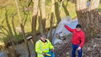 Bild: ads
BN-Vorsitzender Bebbo Schuller und Dieter Schraudner sind überrascht über die Unmengen an Unrat, die wieder am südlichen Mühlbachufer abgelagert sind.