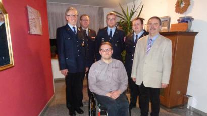 Bild: dpe
Die Feuerwehr Gebenbach-Kainsricht hat einen neuen Zweiten Kommandanten (von links): Vorsitzender Karl Erb, Kreisbrandinspektor Martin Schmidt, Verwaltungssachbearbeiter Jürgen Weiß, die Kommandanten Christian Weber und Georg Wisneth sowie Bürgermeister Peter Dotzler.