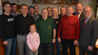 Bild: jr
Das Führungsteam des Kaninchenzuchtvereins Konnersreuth, von links Sebastian Konrad, Andreas Wurm, Klaus Zandt, Mario Proksch, Gerald Riolfi, Robert Dietz, Klaus Richtmann, Franz Proksch, Albert Schuller, Albert Patzina, Vorsitzender Reinhard Wurm und Bürgermeister Max Bindl. Vorne das jüngste Mitglied im Verein, die sechsjährige Amelie Zandt.