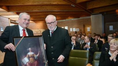 Bild: Gabi Schönberger
Die Replik der "Weidener Justitia" schenkte OB Kurt Seggewiß (links) dem scheidenden Juristen Hermann Hubmann.