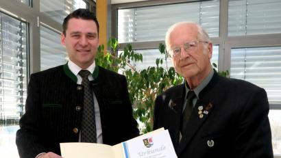 Bild: Hirsch
Landrat Thomas Ebeling ernannte Herbert Krauthann (rechts) zum Ehrenjagdberater und verlieh ihm die Urkunde.