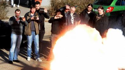Bild:  Stephan Huber
Von wegen Schwarzpulver: In einen glühend roten Feuerball verwandelt sich schon eine kleine Menge davon samt Explosion, wie die Teilnehmer eines entsprechenden Lehrgangs im Schützenheim am Kugelfang gezeigt bekamen. Den Kurs hatte die vom Namen her ebenfalls passende Sportleiterin Regina Feuerer nach Amberg geholt.