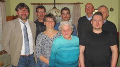 Bild: ow
Im Kreise ihrer Familie feiert Anneliese Herpich (vordere Reihe Mitte) ihren 90. Geburtstag. Bürgermeister Wolfgang Haberberger (links) überbringt die Glückwünsche der Stadt.