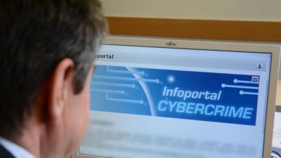 Bild: Gabi Schönberger
Cyberkriminalität ist das Spezialgebiet des Kommissariats 11 bei der Kripo Weiden unter Leitung von Erstem Kriminalhauptkommissar Ernst Wager.