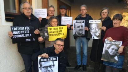 Bild: exb
Öffentlichkeit ist der Schlüsselbegriff der amnesty-Aktiven: Nicht zu schweigen, Verletzungen öffentlich zu machen, Unrecht anzuprangern.Vertreter der Oberpfälzer Gruppen fordern Menschenrechte ein und machen deutlich, dass auch die Türkei sich an internationale Pakte und Abmachungen halten muss.