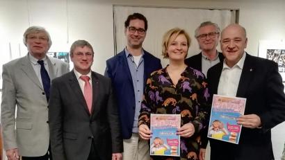 Bild: bgm
Tina und Ralf Kiener (Dritte und Vierter von rechts) stellen bei einem Meeting des Lionsclubs Neustadt/WN-Lobkowitz den Verein Karolina vor. Die Lions um Präsident Christian Kick (von rechts) und Vize Klaus Berberich sowie um Hilfswerk-Präsident Dietmar Prusko (von links) und Vize Jürgen Schnappauf helfen mit der Faschingskrapfen-Aktion.