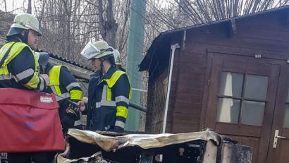 Bild: rw
Ein technischer Defekt ist wohl die Ursache für den Brand einer Waschmaschine in Burggrub. Nach dem Löschen bringen die Einsatzkräfte den „Übeltäter“ ins Freie.