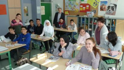 Bild: Portner
Nadja Dortmann (links) und Gerlinde Simon-Bleicher (rechts) haben 11 der 14 Schüler für „Deutsch als Zweitsprache“ aus den Klassen sechs bis neun für das Pressefoto versammelt. Rektor Werner Winderl (Mitte) weist darauf hin, dass der Unterricht täglich in kleinen Gruppen stattfindet.