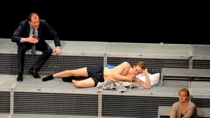 Bild: Stephan Huber
Bettine (Ulla Wagener, rechts) und Gerd (Martin Lindow, links) haben ein Problem: Ihr Sohn Marc (Lukas Schöttler), der vor kurzem mit Ach und Krach sein Abi geschafft hat, hängt seitdem Zuhause rum. Keine Initiative, kein Plan in Sicht. Nichts. Das treibt besonders den Vater zur Weißglut.