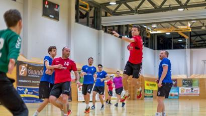 Bild: gud
Jannik Uschold (hier Heimspiel gegen den ESV 27 Regensburg II) erzielte den entscheidenden Treffer bei 21:20 Erfolg der Herren I des HV Oberviechtach bei der TS Regensburg