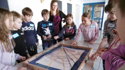 Bild: mma
Lehrerin Kerstin Schreglmann beobachtet die Konzentration der Kinder am Teambrett.