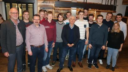 Bild: mfh
.Die frischgebackenen Jung-Facharbeiter im Rohrwerk Maxhütte mit Geschäftsführer Siegfried Gierl (Mitte) und Betriebsratsvorsitzendem Karl-Heinz König (links) erhielten Glückwünsche am Ehrenabend.