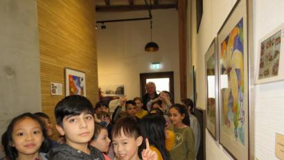 Bild: ubb
Die Kinderhort-Kinder im Kunsthaus, hinten Tom Brankovic.