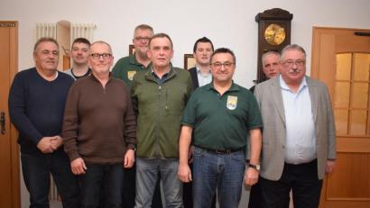 Bild: bnr
Eine bewährte Führungsmannschaft steht in den nächsten drei Jahren wieder an der Spitze des Fischereivereins Trausnitz. Unsere Aufnahme zeigt von rechts: Vorstand Peter Babl, Dieter Babl, stellvertretender Vorsitzender Hermann Preßl, Bürgermeister Martin Schwandner, Franz Hofmann, Michael Jäger, Josef Eger, Alfred Lindauer und Bernhard Bonnath.