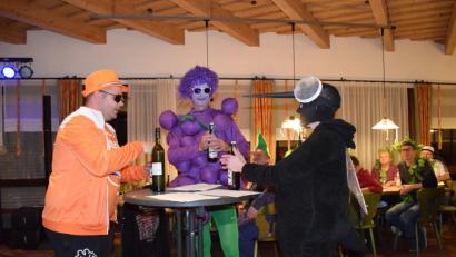 Bild: wku
Drei Pruihausener tauschen sich beim Faschingsball über den einstigen Weinberg ihres Dorfes aus.