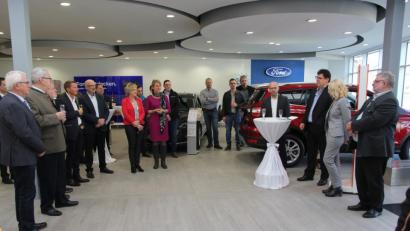 Bild: ral
Alle Gäste versammelten sich am Samstagvormittag im neu gestalteten Ausstellungsraum des Autohauses.