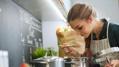 Symbolbild: lenets_tan – stock.adobe.com
Kochen kann sogar therapeutische Effekte erzielen – ähnlich wie etwa Stricken oder Malen.