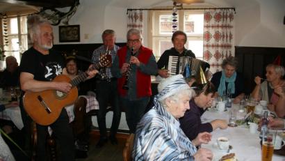Bild: wro
Die Falkenberger Zoiglmusik gehört bei vielen gemütlichen Veranstaltungen (nicht nur in Falkenberg) dazu.