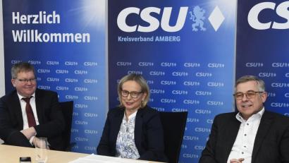 Bild: Petra Hartl
Es ist nicht nur eine nette Geste, dass Oberbürgermeister Michael Cerny (links) und der Vorsitzende der CSU-Stadtratsfraktion, Dieter Mußemann, die Stadträtin Michaela Frauendorfer in die Mitte genommen haben. Sie soll den Vorsitz des christsozialen Kreisverbands übernehmen.