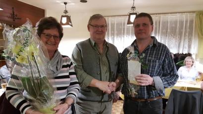 Bild: hzi
Monika Besold und Jagdvorsteher überreichen an Rudi Gräbner - Bildmitte - zum Dank seiner Jahrzehnte andauerenden Jagdtätigkeit ein Geschenk.