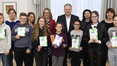 Bild: san
Die Teilnehmer des Regionalentscheids mit den Jurymitgliedern und Siegerin Katia Kohler (vorne Mitte mit den zwei Büchern), die den Landkreis beim Bezirksentscheid vertreten und gegen andere Oberpfälzer Kreis- und Stadtsieger antreten wird.