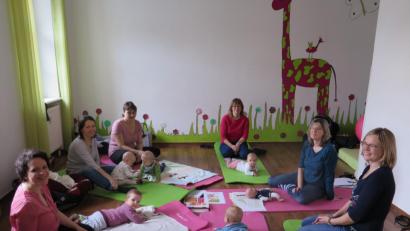 Bild: jzk
„Einfache Bewegungsspiele könnt ihr jederzeit zu Hause ohne Sportgeräte machen“, erklärte Andrea Kick (Zweite von rechts) den Müttern beim Babykurs.