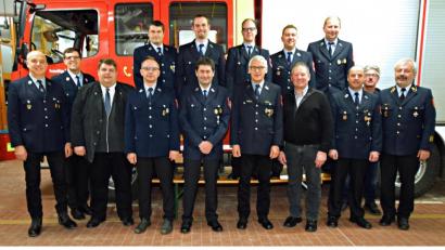 Bild: no
Bei den Neuwahlen wurde die Vorstandschaft in ihren Ämtern bestätigt. Vorne Dritter von rechts Vorsitzender Georg Graf, rechts Kreisbrandrat Fredi Weiß, vorne Dritter von links Bürgermeister Dieter Dehling.