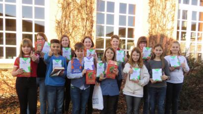 Bild: ubb
Die Kinder, darunter Sieger Felix Schmidkonz (3 v. li.), waren sichtlich erleichtert, als sie am Ende der gut zweieinhalb Stunden Vorlesewettbewerb mit einem Buchgeschenk wieder entlassen wurden.