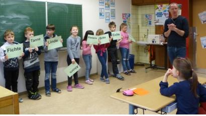 Bild: exb
„Tag des Merkens“ an der Grundschule Mähring mit Experte Ralf Hofmann.