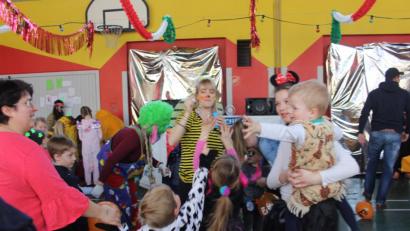 Bild: frd
Beim Tanzen und den Spielen konnten sich die Kinder so richtig austoben und den Fasching in vollen Zügen genießen. Bilder: frd