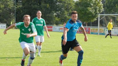 Bild: gb
Trainer Udo Schnurrer geht erst im Sommer, Ramon Illner (im Bild) verließ den FC Tirschenreuth bereits im Winter. Er spielt künftig in der A-Klasse für den VfB Thanhausen.