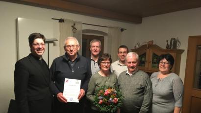 Bild: cro
Pfarrer Georg Gierl (links) dankt Reinhold Solfrank für sein langjähriges Engagement.