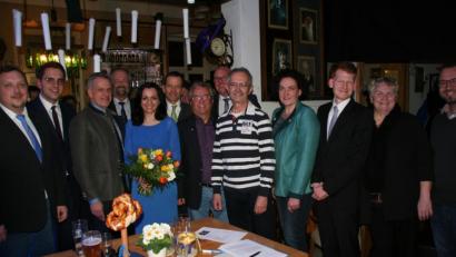 Bild: fpoz
Großer Bahnhof für CSU-Bürgermeisterkandidatin Margit Bayer: Zur einstimmigen Nominierung gratulierten von links CSU-Ortsvorsitzender Mario Rabenbauer, JU-Bezirksvorsitzender Christian Doleschal, Mitterteichs Bürgermeister Roland Grillmeier, Helmut Härtl, Bundestagsabgeordneter Albert Rupprecht, Bezirksrat Toni Dutz, der Marktredwitzer Oberbürgermeister Oliver Weigel, Altbürgermeister Hubert Kellner, Frauen-Union-Kreisvorsitzende Tina Zeitler, der Waldershofer JU-Vorsitzende Maximilian Kastner, Angela Burger und JU-Kreisvorsitzender Matthias Grundler.