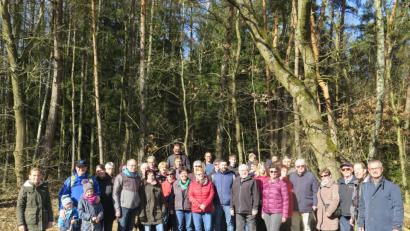 Bild: jzk
Vor der Wanderung begrüßte CSU Ortsvorsitzender Werner Nickl (rechts) Alt und Jung zur Winterwanderung.