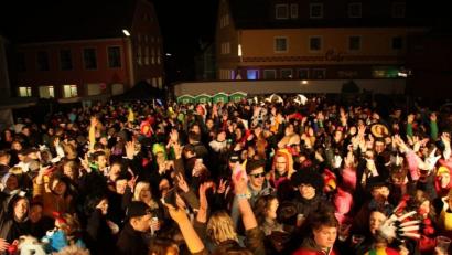 Archivbild: Frederic Schuller
Volle Straßen in Moosbach: So ausgelassen wie beim "Nascha Pfinsta" im Jahr 2018 dürfte es auch beim Weiberfasching am Donnerstag, 28. Februar 2019, wieder zugehen.