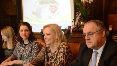 Bild: Kunz
Projektmanagerin Lisa Völkl und Geschäftsführerin Andrea Schild-Janker stellen im Beisein von Kassiererin Dagmar Nachtigall und Bürgermeister Lothar Höher (von links) das Jahresprogramm des Stadtmarketings vor