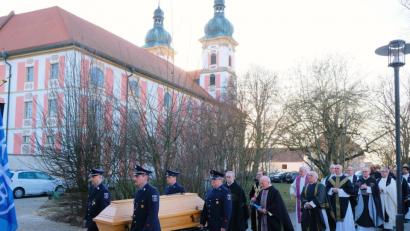 Bild: do
Eskortiert von Kameraden der Freiwilligen Feuerwehr Speinshart wurde der Sarg mit dem Leichnam des Verstorbenen in einem stillen Trauerzug von der Klosterkirche zum Konventgrabim Friedhof Speinshart gefahren
