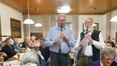 Bild: jzk
Herbert Storek (rechts) war sehr stolz, dass sein Musiklehrer Georg Obermeier (links) mit ihm zwei Volksmusikstücke spielte.