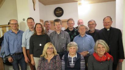 Bild: jzk
Präses Heribert Stretz und Bürgermeister Josef Etterer (hinten rechts) gratulierten der neuen Vorstandschaft des Kappellenvereins Reuth: Claudia Wachenbrunner, Anni Schreyer, Isolde Schraml (vorne sitzend von links), Robert Schraml, Herbert Tretter, Andrea Rauch, Hans Sieber, Harald Wachenbrunner, Thomas Schreyer, Reinhold Meyer und Adolf Legath (von links),