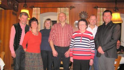 Bild: tu
Der Jubilarin Erika Weig (Dritte von rechts) gratulieren (von links) Altbürgermeister Johann Walbrunn, Schwiegertochter Cornelia Weig, Tochter Franziska Dornisch, Sohn Fritz Weig, Sohn Hans Weig und Bürgermeister Rainer Rewitzer.