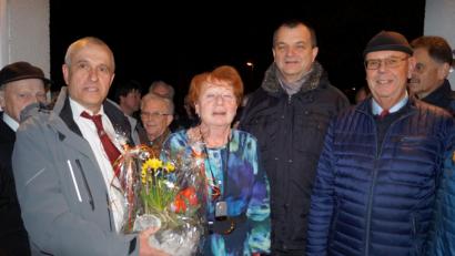 Bild: du
Gut aufgelegt nimmt Verlegerin Bärbel Panzer (Mitte) nach dem gelungenen Ständchen der „Frohsinn“-Sänger die Glückwünsche zu ihrem 75. Wiegenfest am Elternhaus in Schirmitz entgegen. Vorsitzender Wolfgang Bäumler (links) überreicht eine Blumenschale.