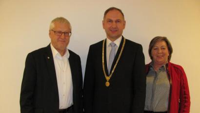 Bild: sei
Das Manteler "Bürgermeister-Dreigestirn" besteht aus Bürgermeister Richard Kammerer (Mitte), seiner Stellvertreterin Rita Steiner (rechts) und drittem Bürgermeister Johann Gurdan (links). Alle drei gehören der Mehrheitspartei CSU an.